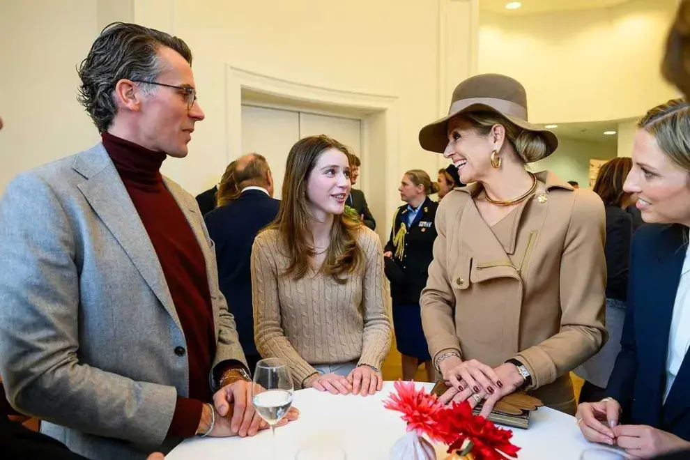 La reina de los Países Bajos dijo presente en un evento en La Haya y se llevó todas las miradas con un look monocromático con accesorios muy originales.