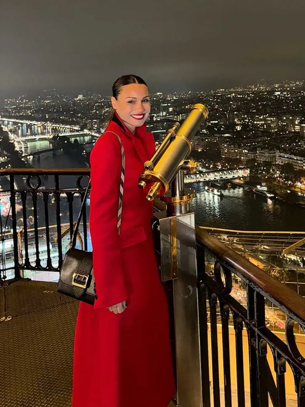 Pampita al rojo vivo en la noche europea