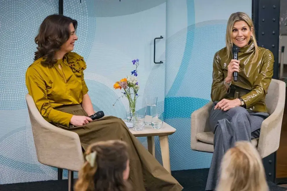 , Máxima dijo presente en el foro luciendo un estilismo muy original y en un punto algo descontracturado ya que uno de los ítems de esta propuesta fue un pantalón de vestir casual.