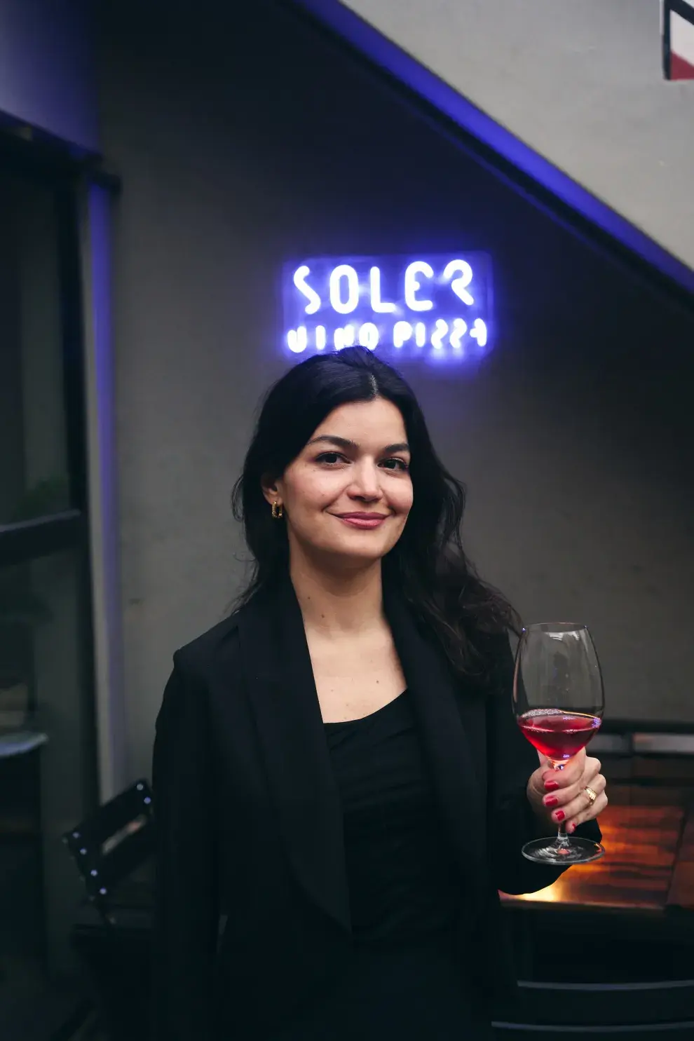 mujer con copa de vino