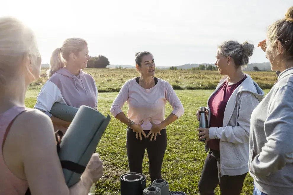 grupo de mujeres yoga