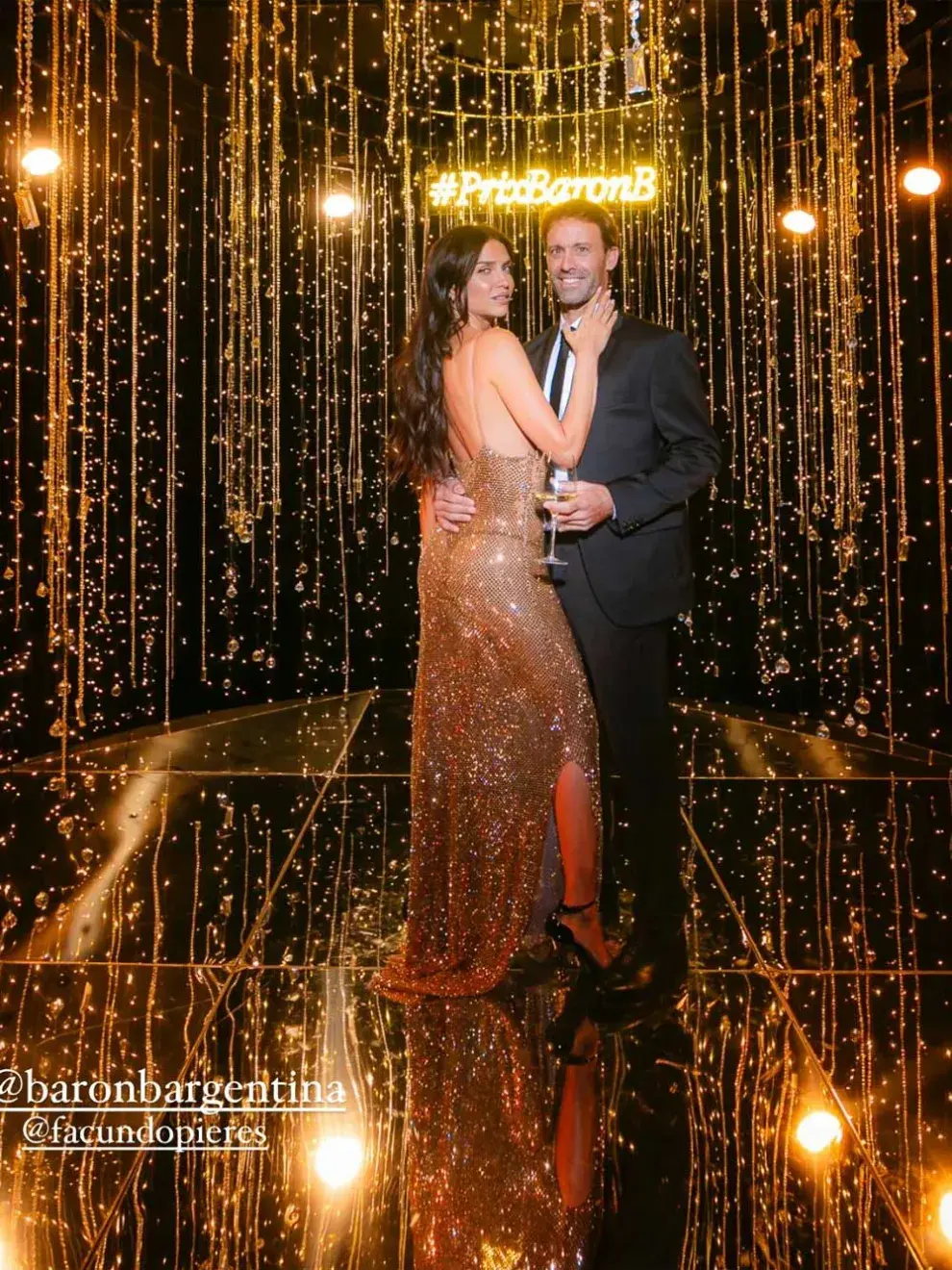 La modelo llegó junto a su pareja, Facundo Pieres, con un jugado vestido total gold con transparencias