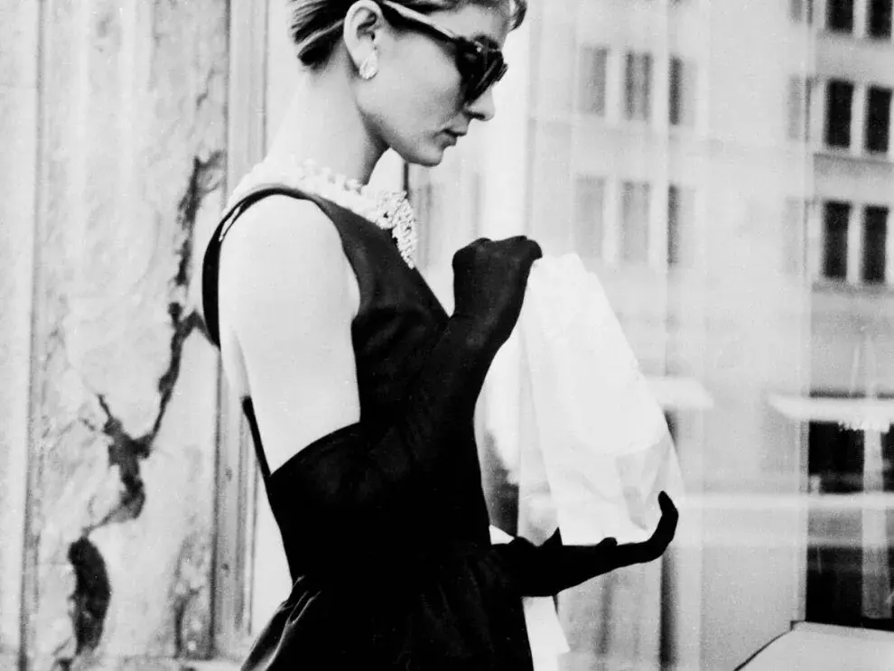 Audrey Hepburn con su vestido negro en Desayuno en Tiffany