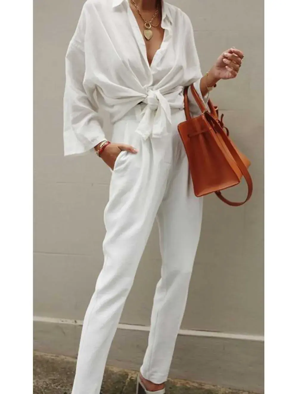 El look total white es elegante y bien fresco 