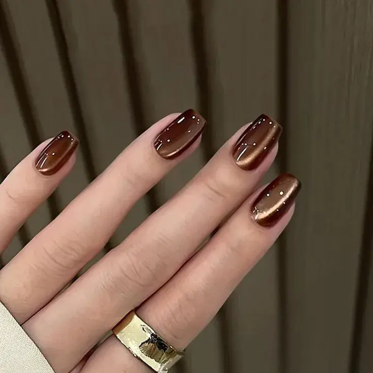 uñas mocha mousse