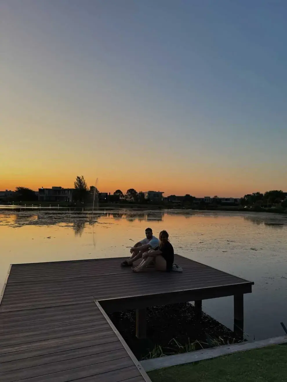 La parte exterior cuenta con jardín con árboles y vista a una laguna