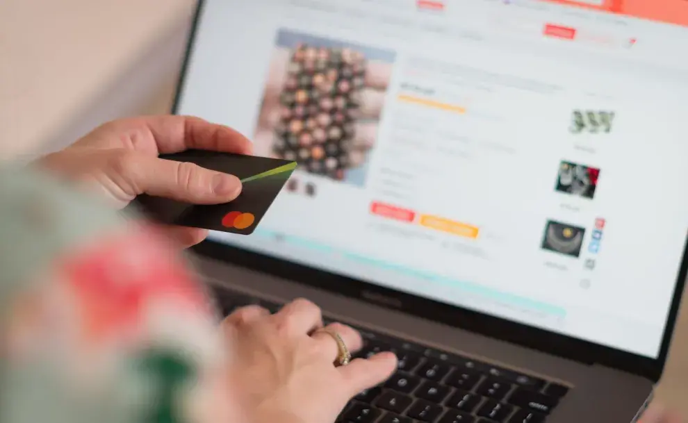 Una mujer haciendo una compra online desde su computadora