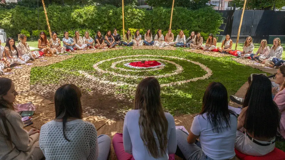 Los círculos de mujeres son poderosos: poder compartir experiencias femeninas de esta forma implica vernos a los ojos sin jerarquías ni diferencias. Todas pasamos por lo mismo y somos parte de una comunidad mágica y llena de fuerza.