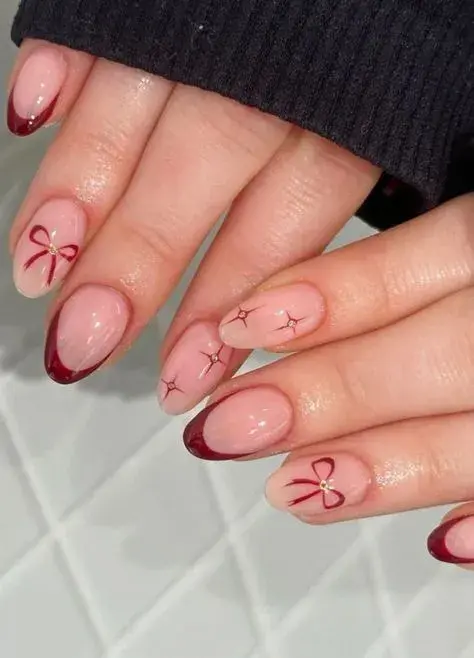 Uñas con moños en color rojo