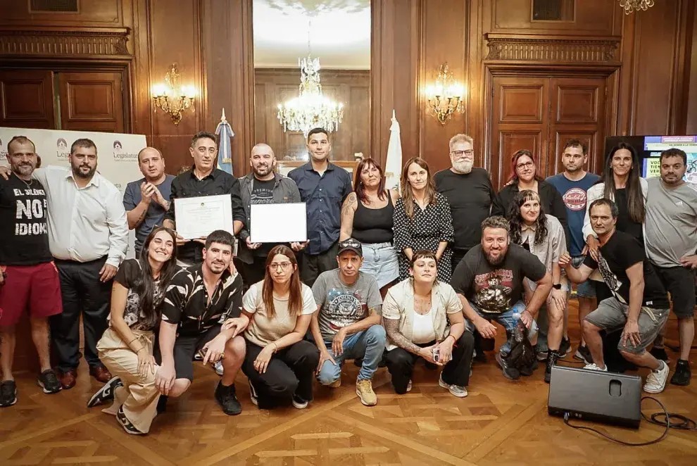 Foto de cuando "Voces, tiempo, verdad", libro de la organización "No nos cuenten Cromañon", fue declarado de interés cultural en la legislatura de CABA.