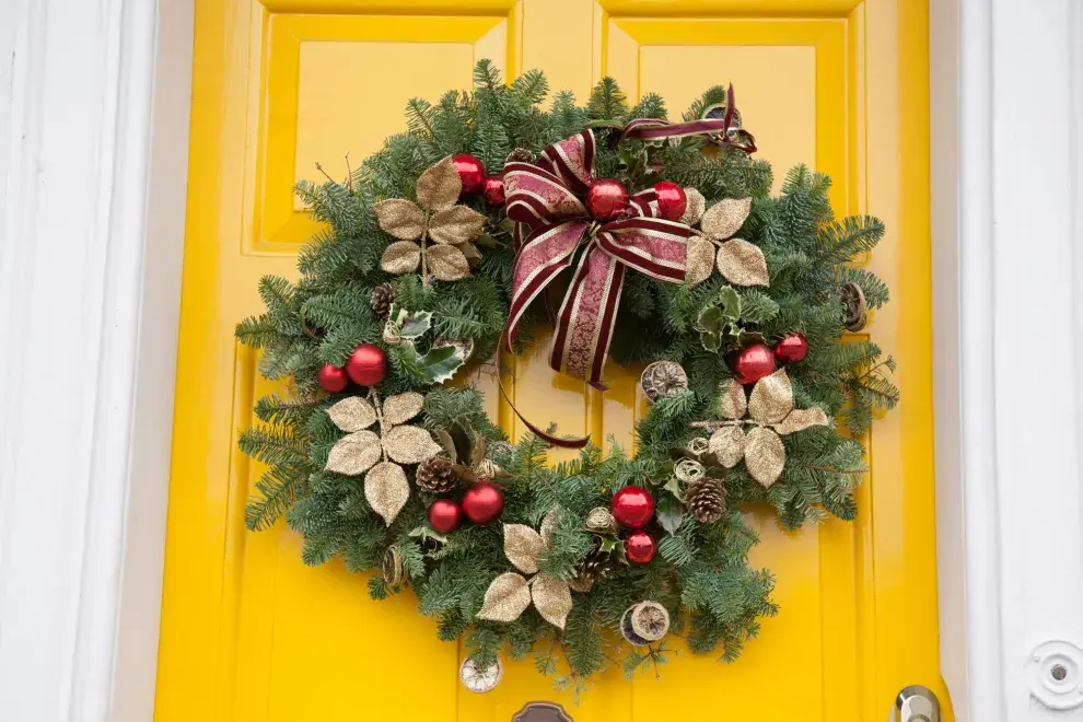 Adorno navideño para decorar tu puerta.