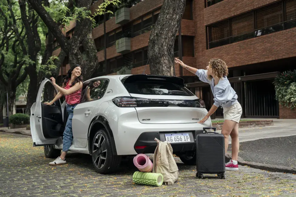 El nuevo Peugeot 208 se reinventa. Diseño renovado. Nueva firma lumínica. Nuevos faros traseros LED y nuevo motor turbo.