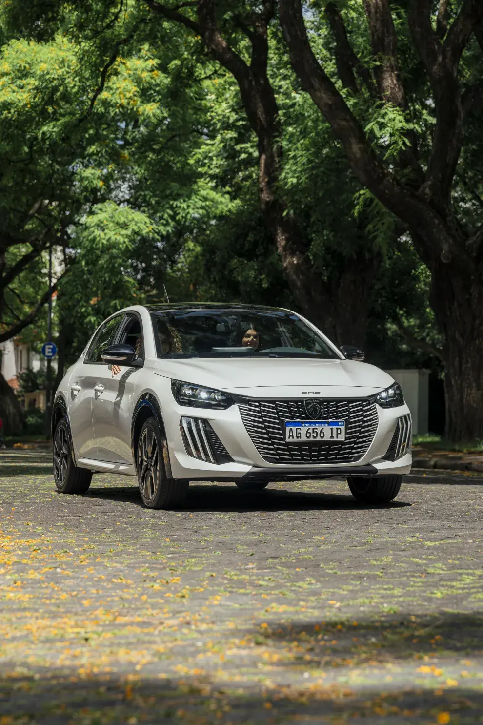 El diseño del nuevo Peugeot 208 combina modernidad con detalles como los faros LED en forma de garra y el diseño frontal renovado.