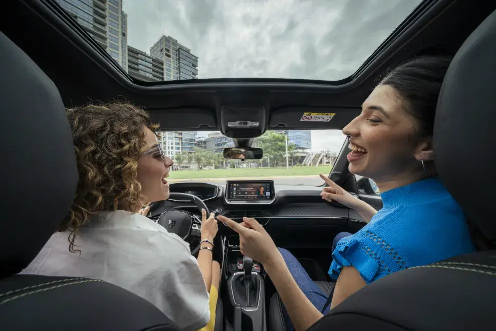 El nuevo Peugeot 208 crea el entorno ideal para disfrutar la música que te hace sentir bien, conectando comodidad y emociones.