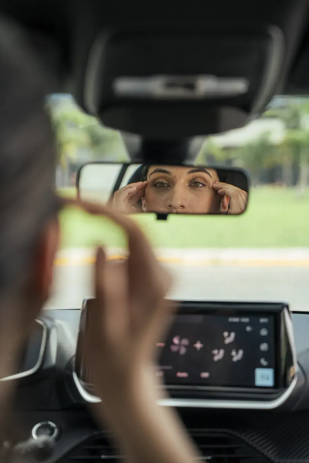 El auto es un espacio para aprovechar y practicar yoga facial.