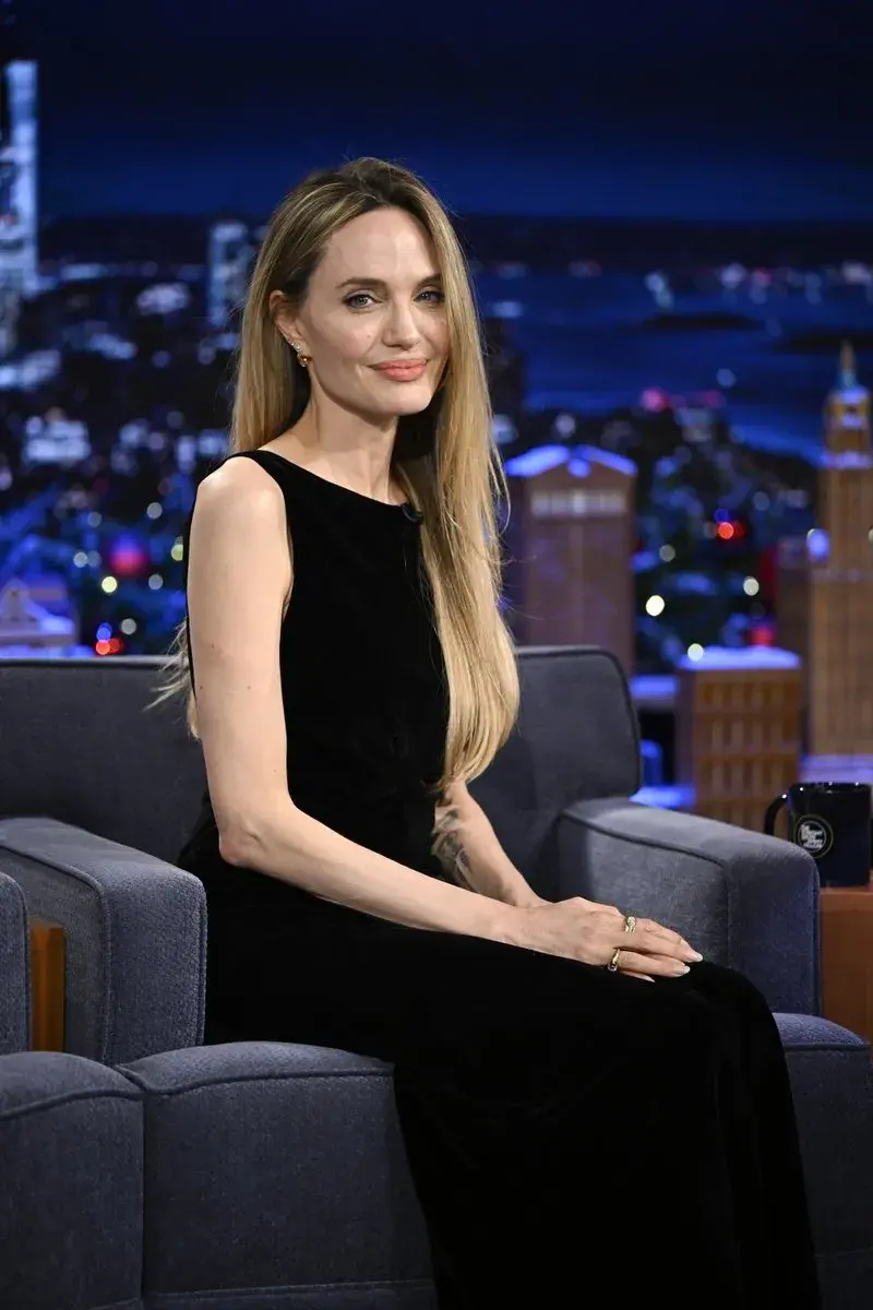 Foto de Angelina Jolie en el programa de Jimmy Fallon.