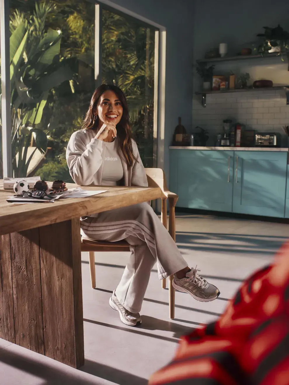 Foto de Antonela Roccuzzo posando para campaña de Adidas.