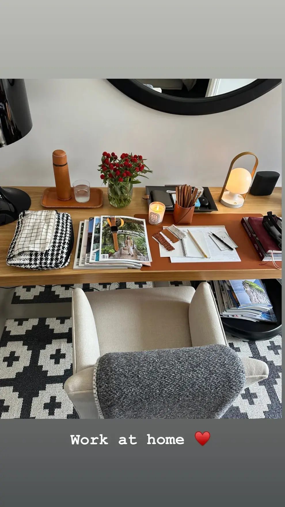 Foto del rincón de trabajo de Juliana Awada en su casa