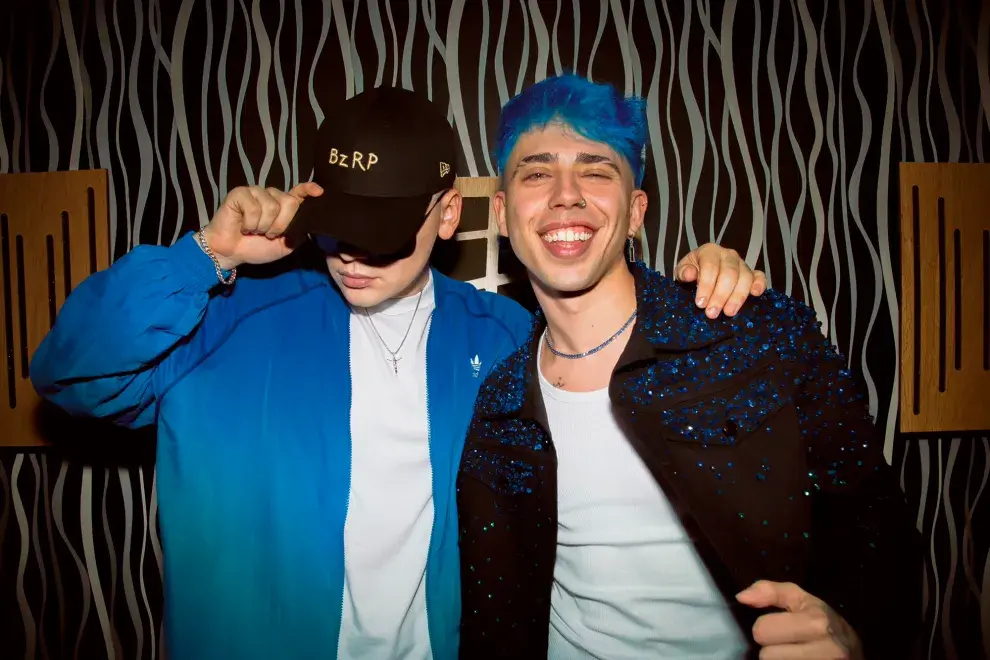 Foto de Bizarrap junto a Luck Ra.