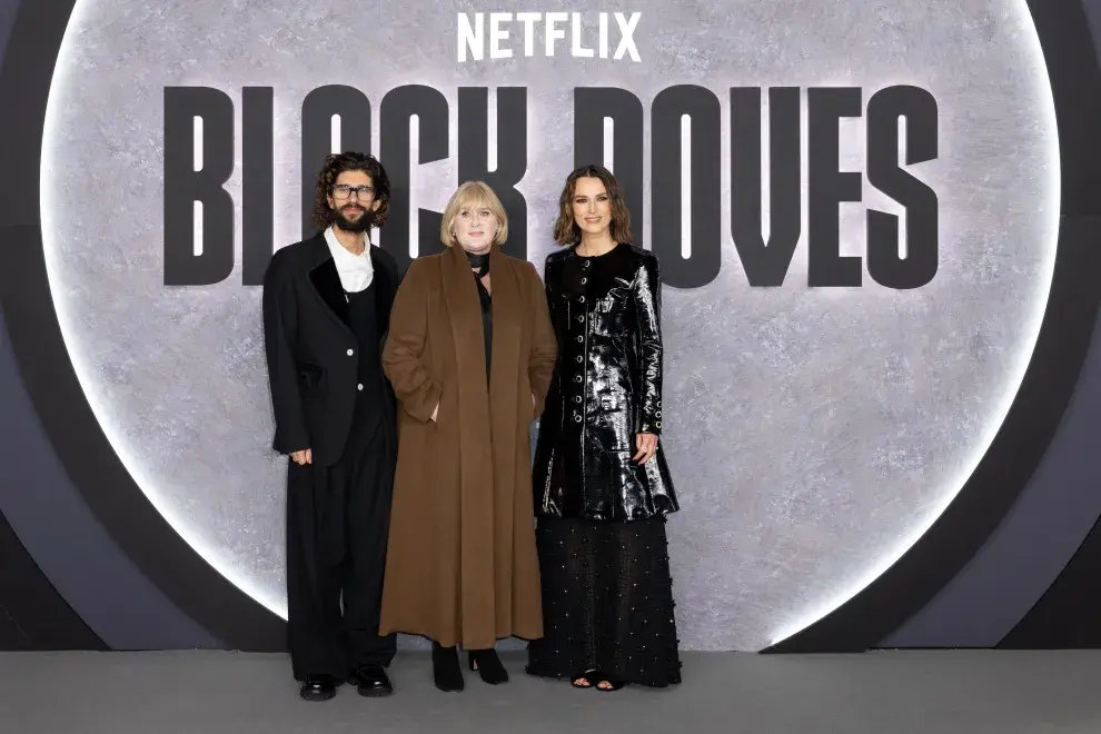 Ben Whishaw, Sarah Lancashire y Keira Knightley en la premiere de Palomas Negras.