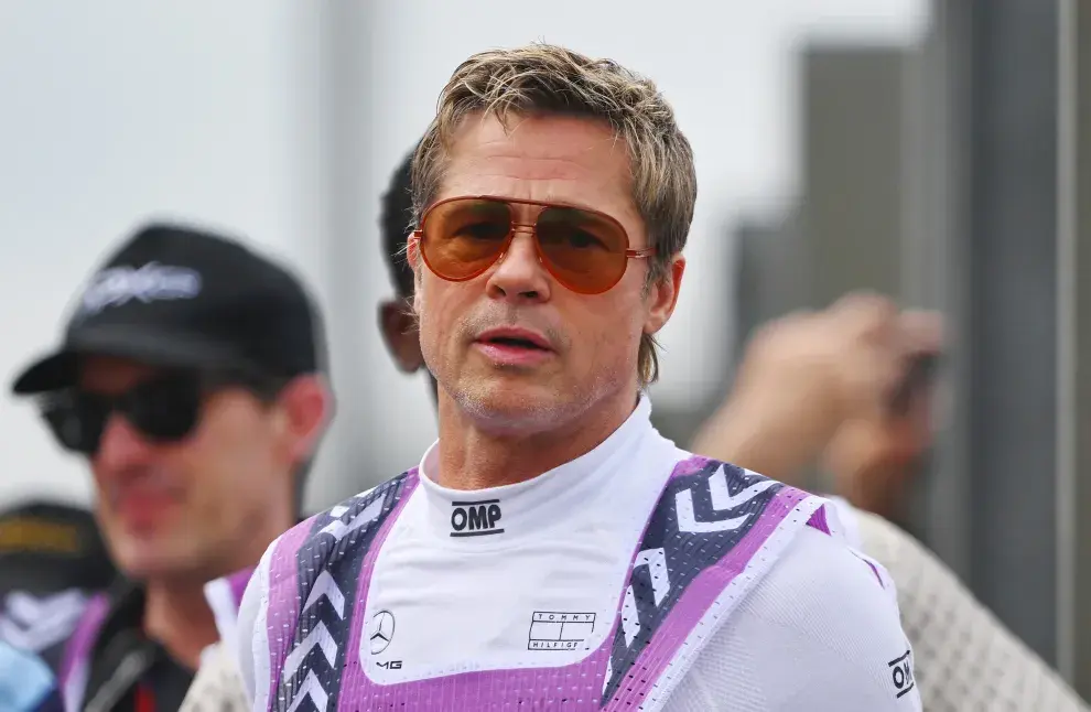 Brad Pitt, estrella de la próxima película basada en la Fórmula 1, F1, observa en el pit lane durante la práctica previa al Gran Premio de Bélgica de F1