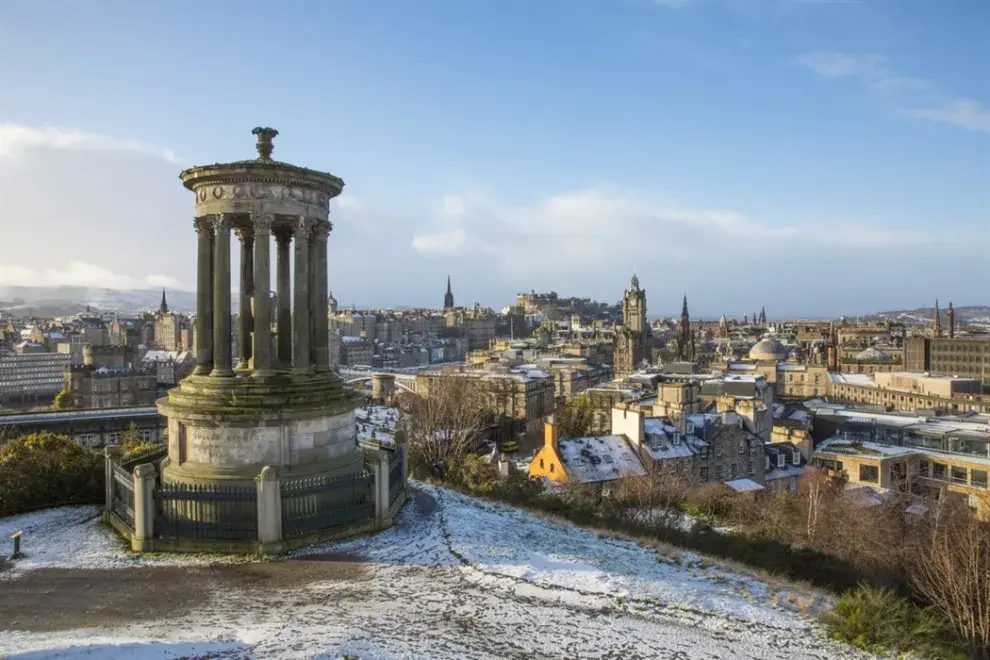 Calton Hill, uno de los puntos más icónicos de la ciudad y hogar de varios monumentos históricos  de Edimburgo.