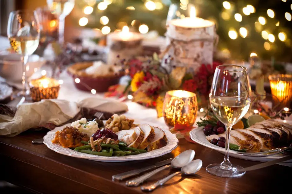 Cómo calcular la comida y la bebida para la mesa navideña