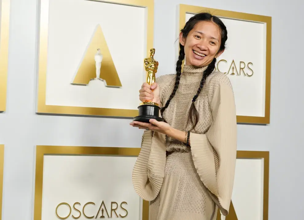Chloe Zhao recibiendo su Oscar por Nomadland.