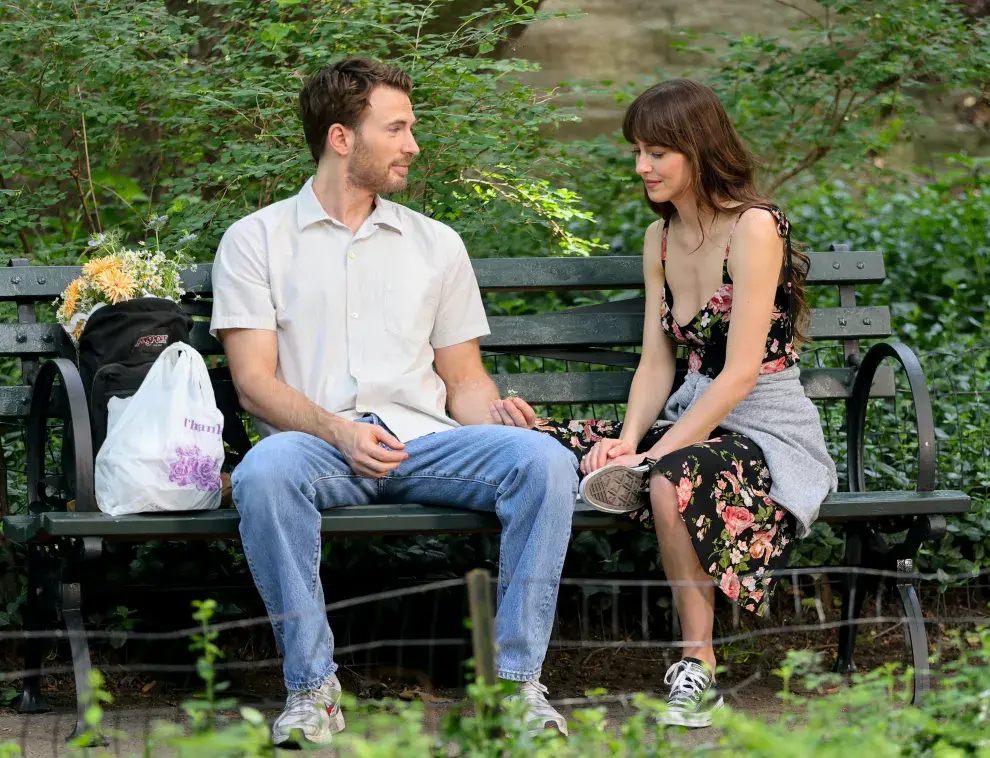 Chris Evans y Dakota Johnson rodando la película Materialists.
