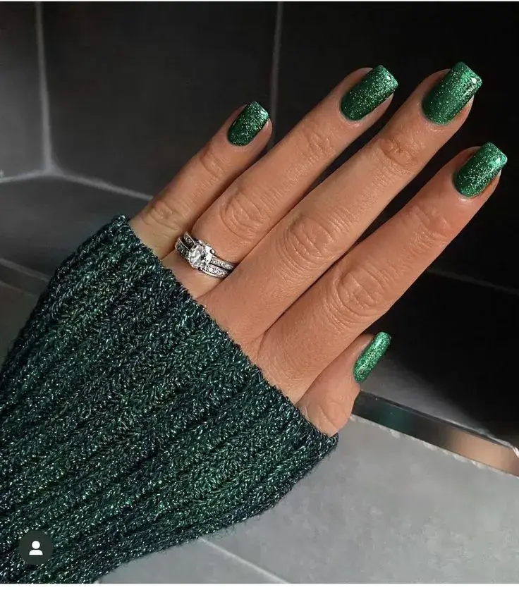 Uñas en color verde con brillos