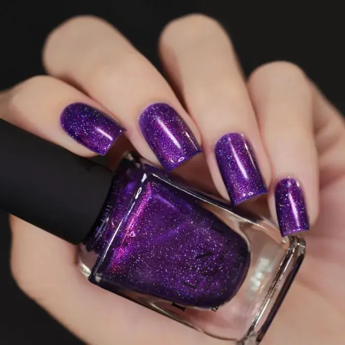 Uñas violetas con brillo