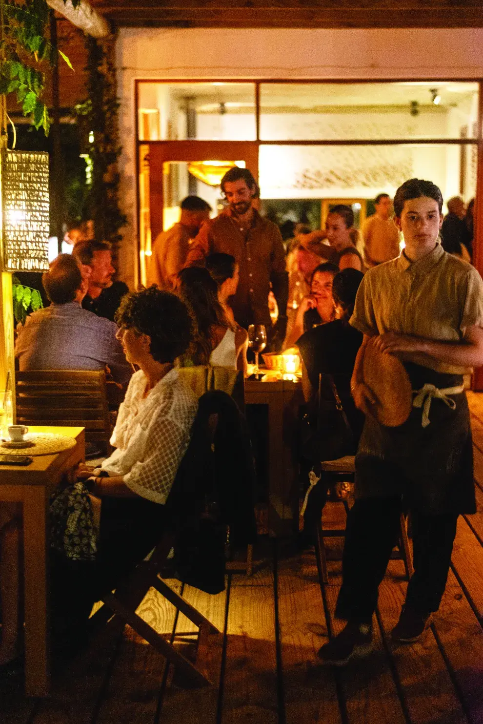 Gente comiendo en "El abrazo"