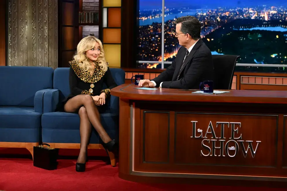 Sabrina Carpenter en The Late Show with Stephen Colbert, el 12 de diciembre de 2024.
