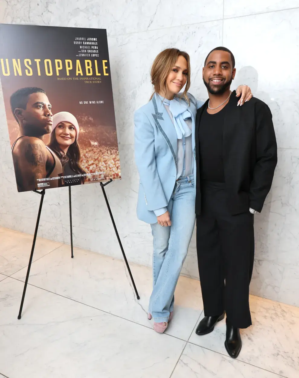 Jennifer Lopez y Jharrel Jerome en la proyección de Unstoppable.