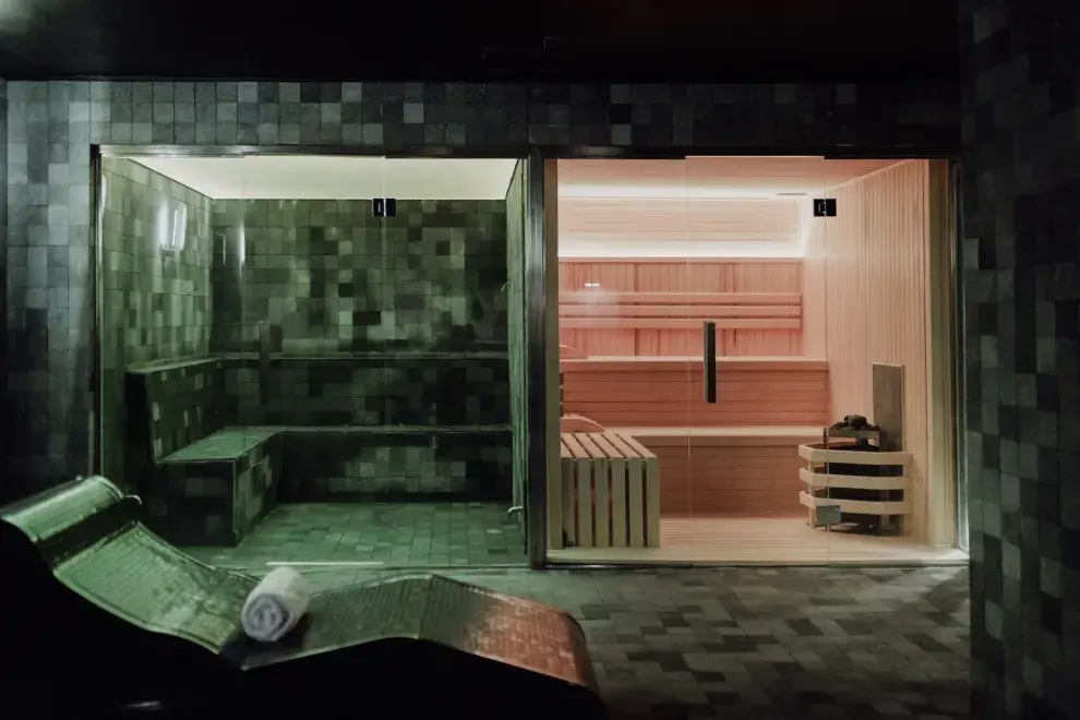 Un sauna seco y otro húmedo.
