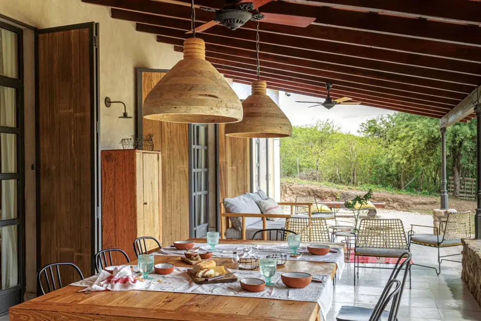 La galería tiene cinco metros y medio de ancho: lugar de sobra para instalarse todo el día y para gozar de las noches templadas también, después de un asado hecho por la mano maestra del dueño de casa.