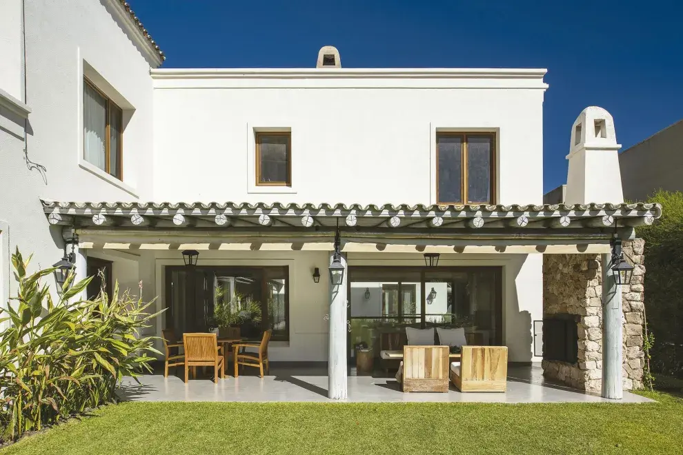 Sombra, aire libre y comodidad para reuniones. Decisiones funcionales y muy estéticas convierten a este ambiente en un lugar estratégico de la casa.