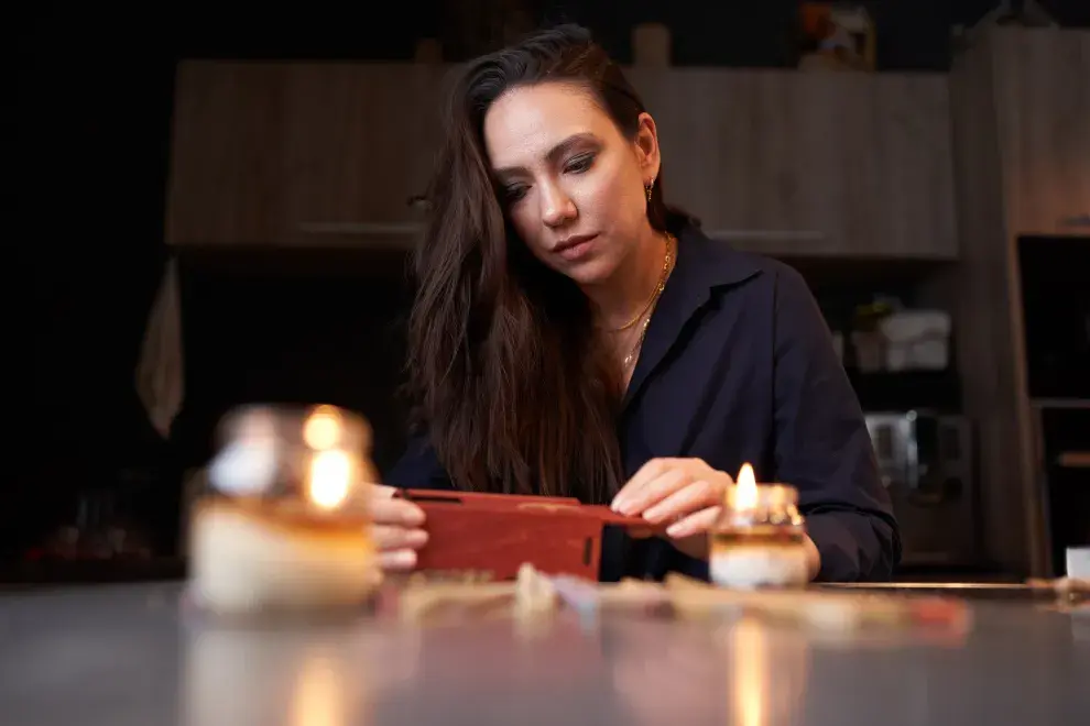 Mujer haciendo un ritual de fin de año con velas e incienso