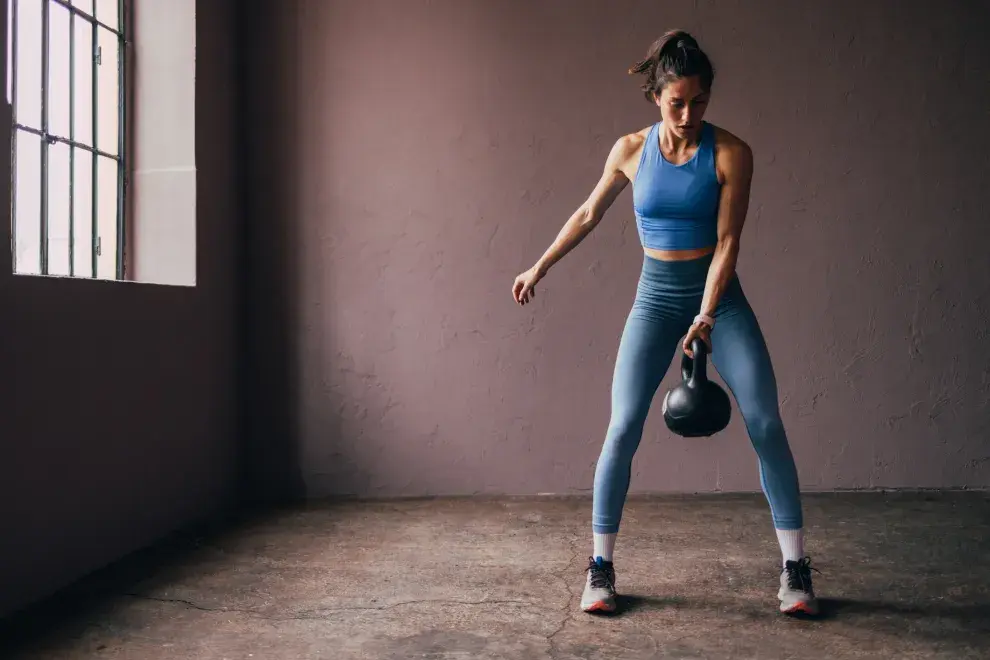 Una mujer entrenando con pesas