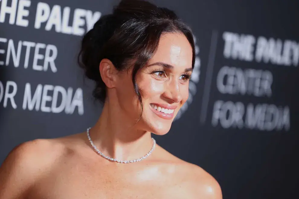 Meghan Markle asisitió a una gala en la que lució un diseño similar al que llevó Lady Di en su momento