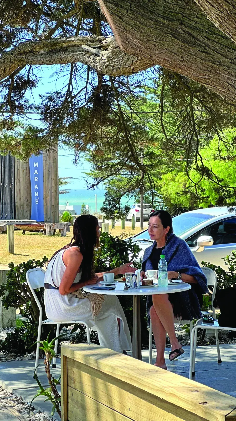 Dos chicas tomando un café en La Linda Bakery