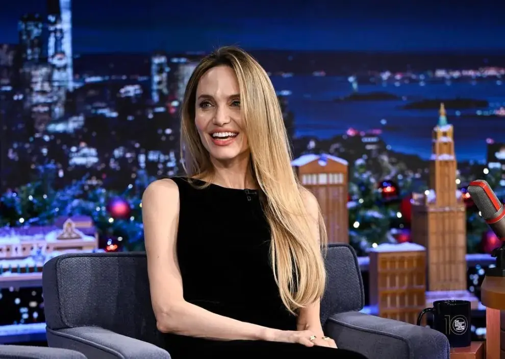 Foto de Angelina Jolie en el programa de Jimmy Fallon.