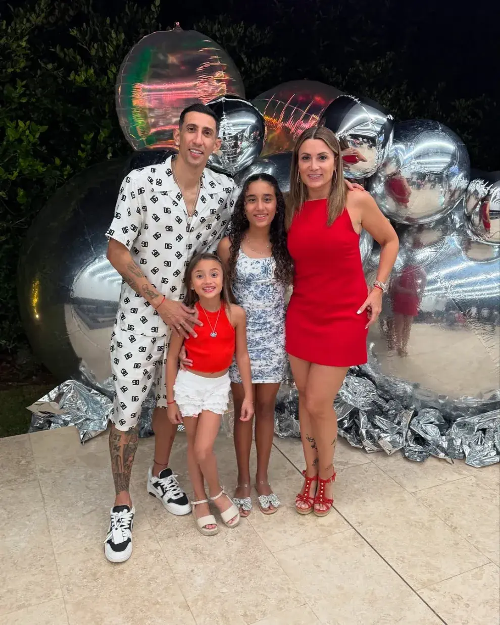 El look de Ángel Di María. Jogelina Cardoso y sus hijos en la Nochebuena de 2024.