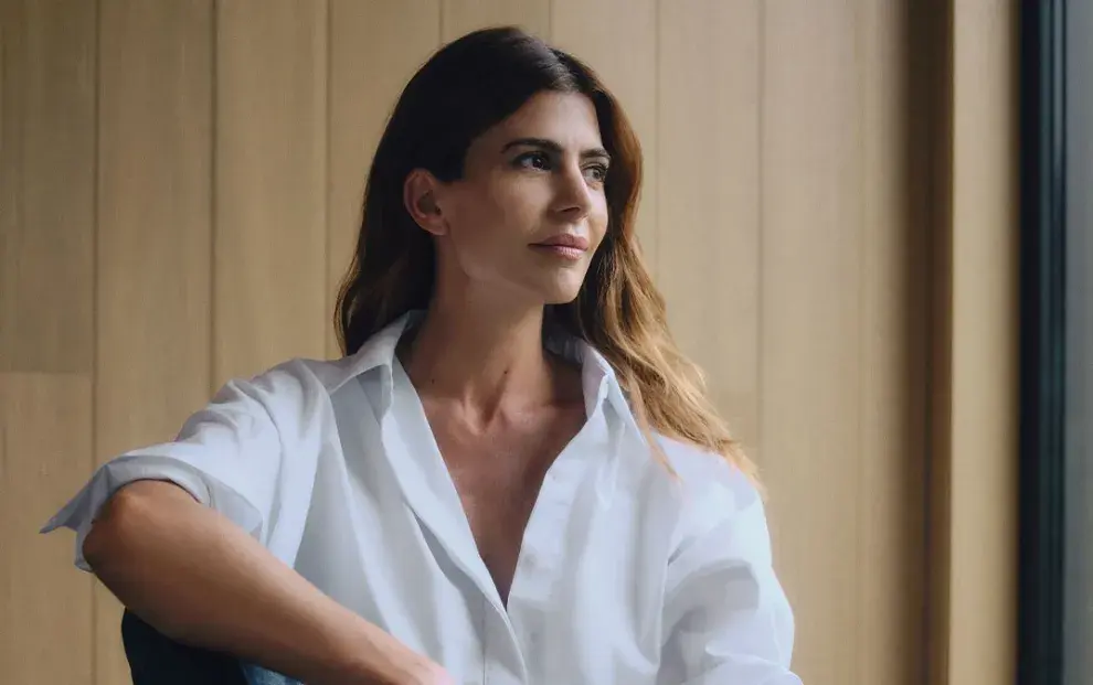 Foto de Juliana Awada con una camisa blanca.