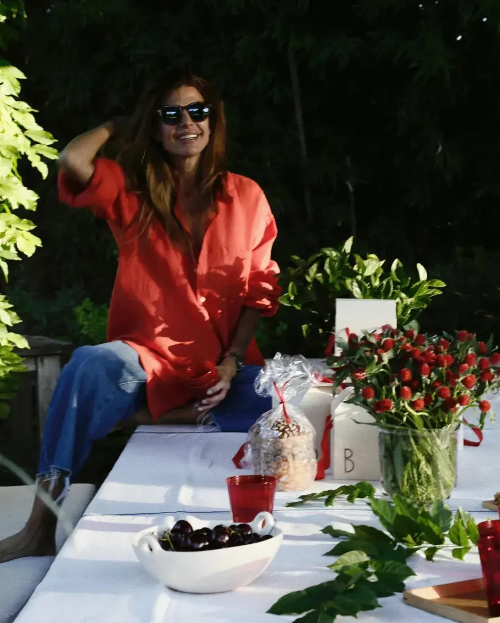 Foto de Juliana Awada con una camisa roja. 