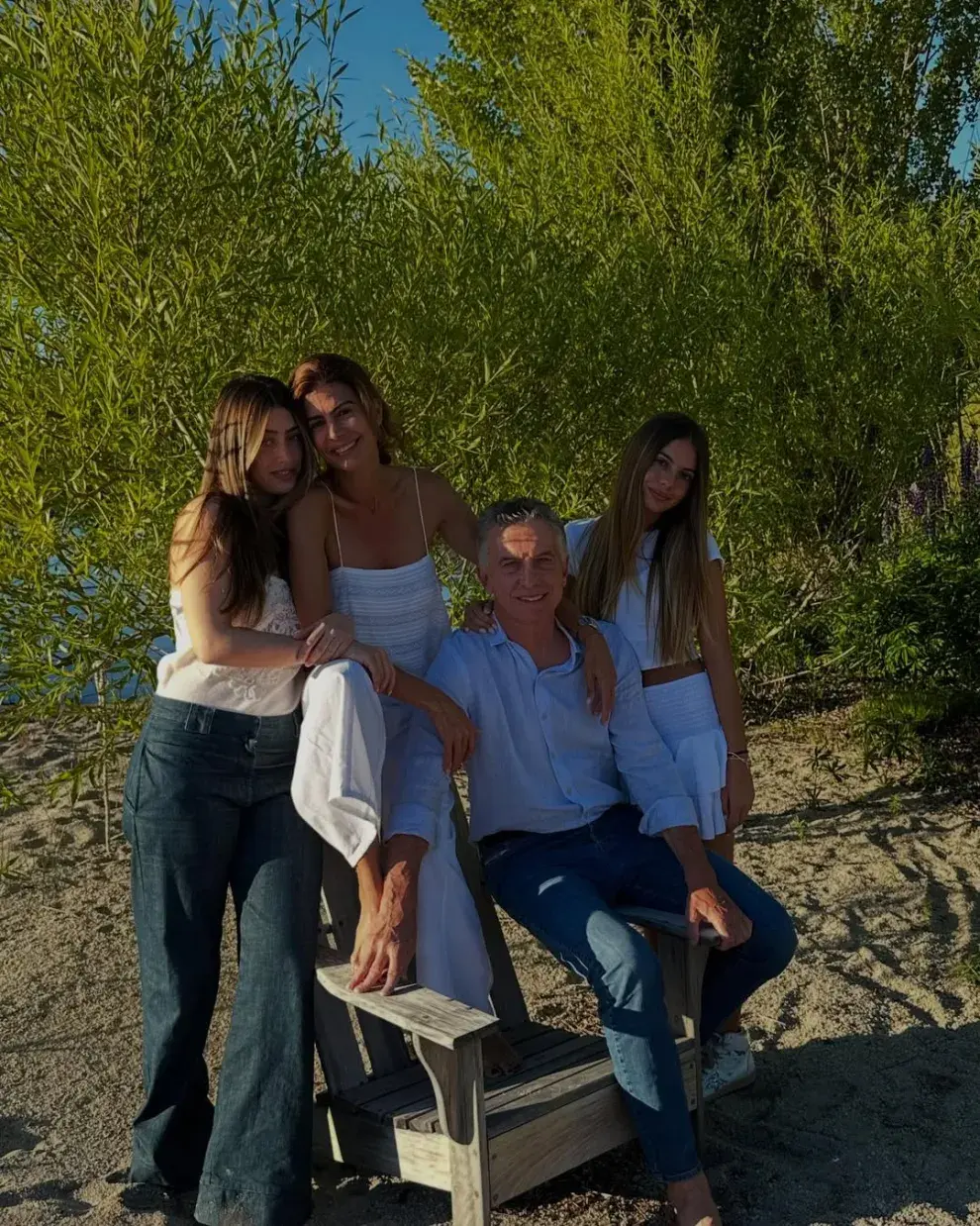 El look de Juliana Awada, sus hijas, y Mauricio Macri en la Nochebuena de 2024.