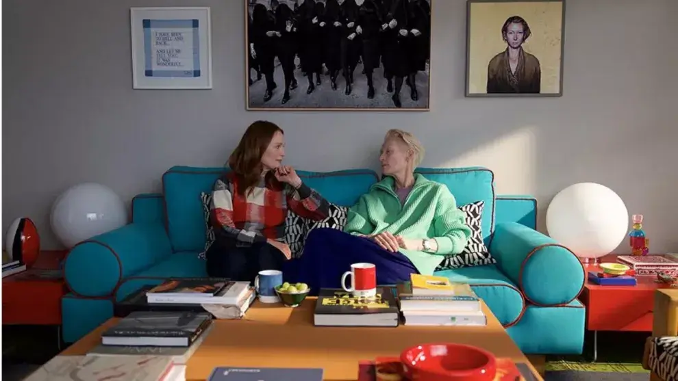 Julianne Moore y Tilda Swinton en una escena de "La habitación de al lado".