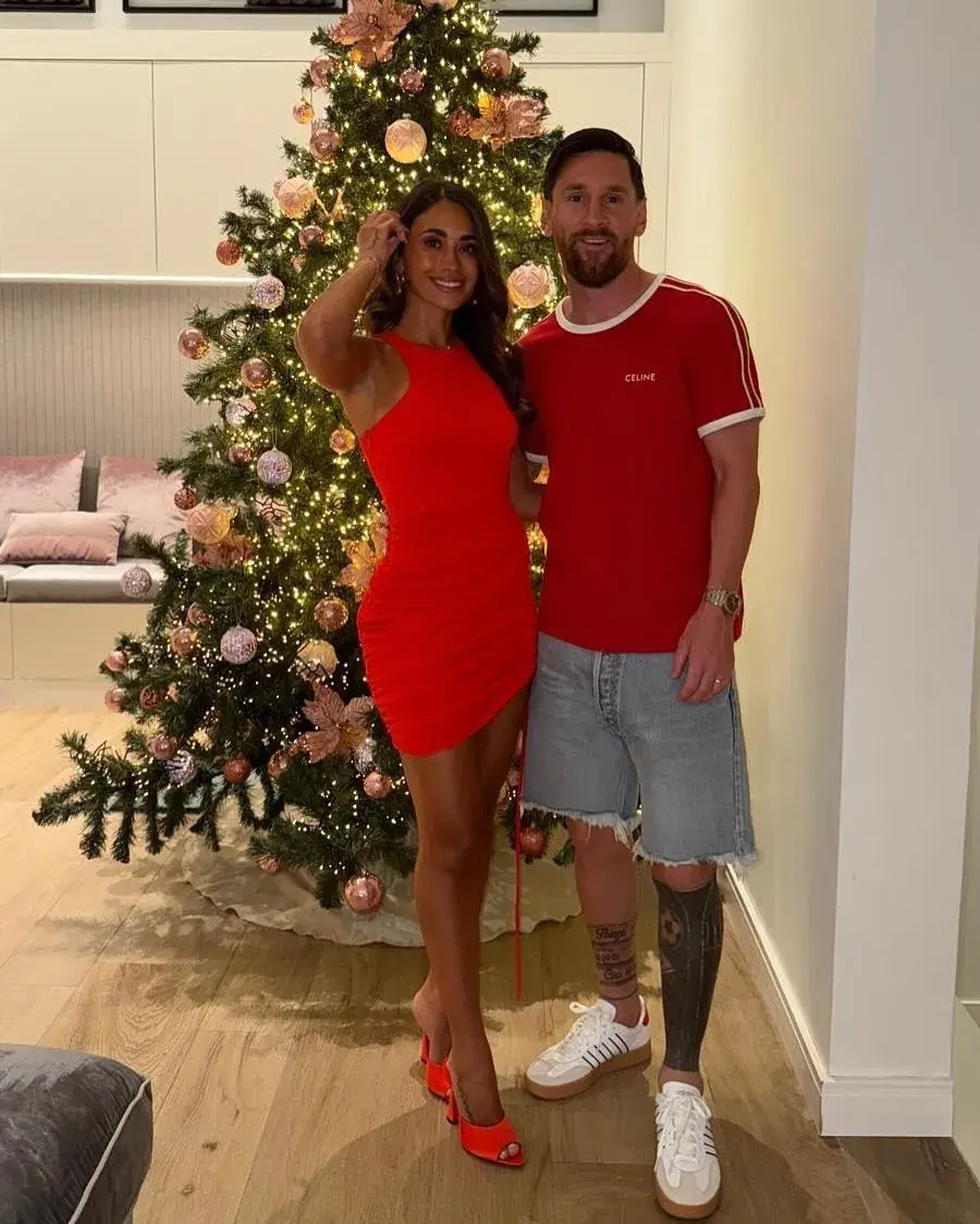 Foto de Antonela Roccuzzo y Lionel Messi en la Navidad 2024.