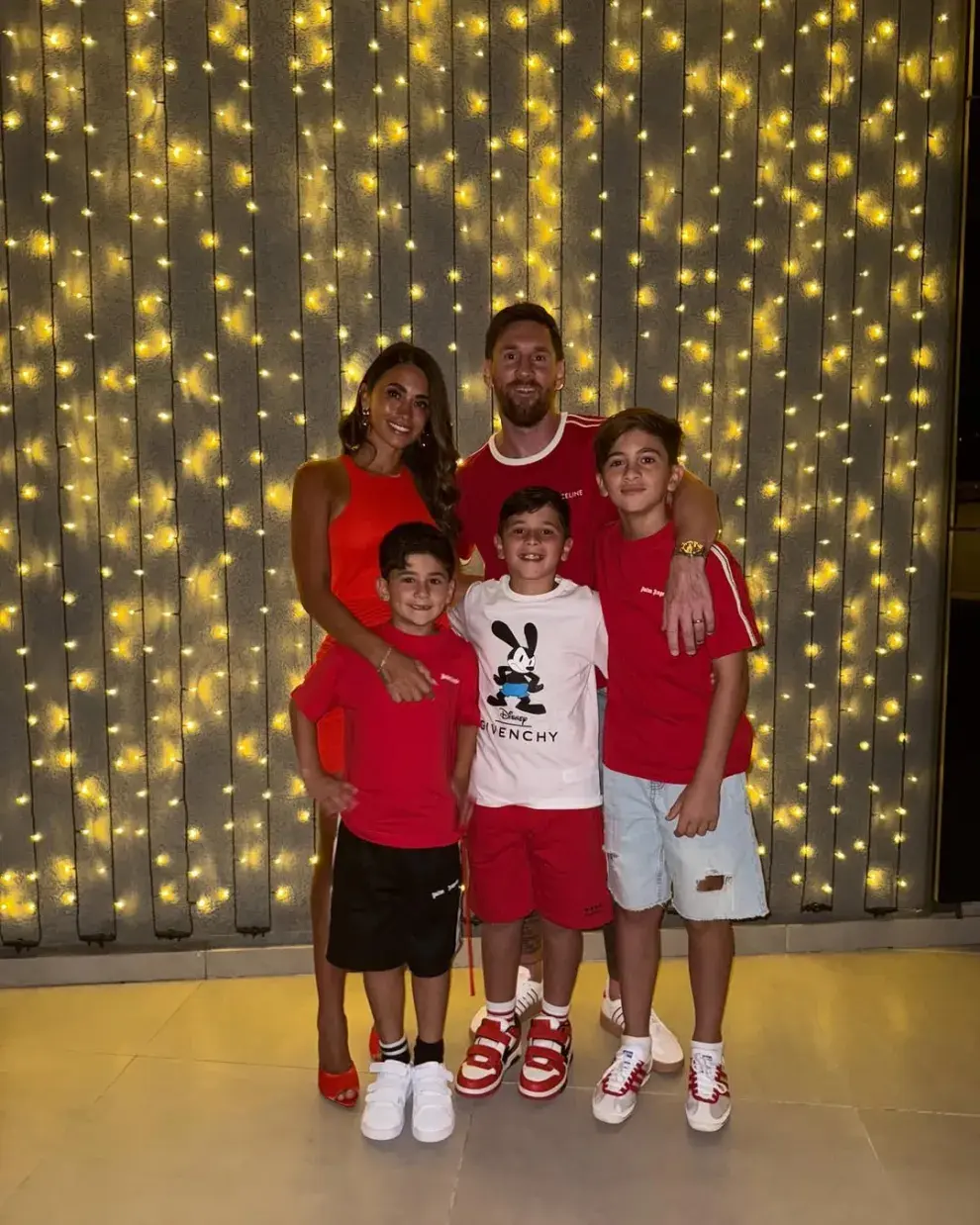 El look de Antonela Roccuzzo, Lionel Messi y sus hijos en la Navidad 2024.