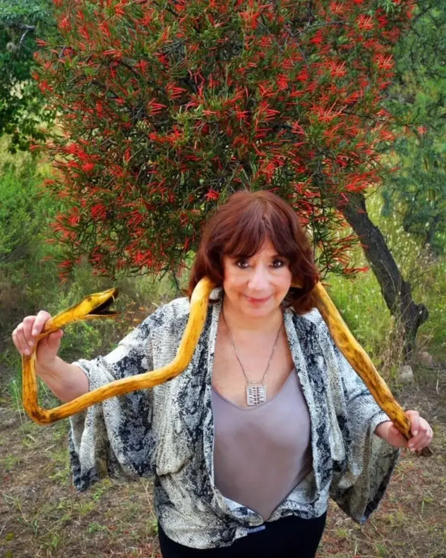 Foto de Ludovica Squirru con una serpiente.